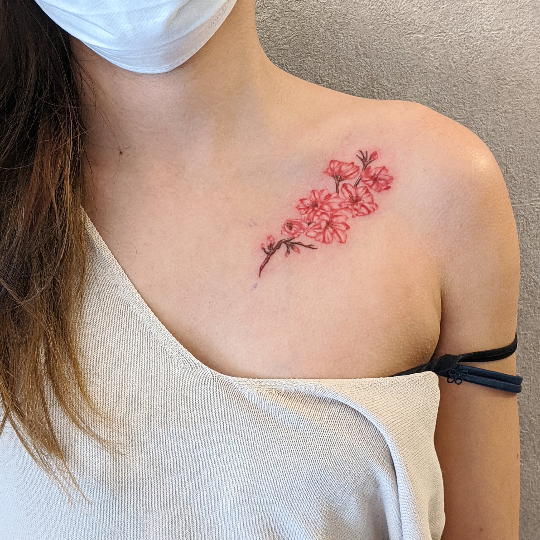 Twitter 上的 Viagem Ink Tattoo Studio おはようございます 桃の花タトゥーです ご両親から命名して貰ったお名前のお花を入れました 素敵です Tatuagemyokohama タトゥー横浜 タトゥー好きな人と繋がりたい 彫師 フラワータトゥー 名前由来 Yokohamatattoo