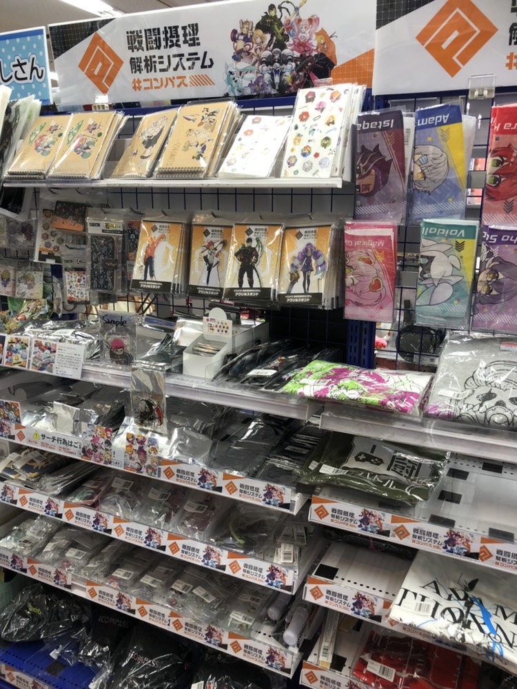 アニメイト池袋本店 グッズ情報 本店5fでは コンパス グッズを多数お取り扱い中アニ トレーディング商品やアクリルスタンド Tシャツなどラインナップも大変充実しております ご来店の際は是非 足をお運びください