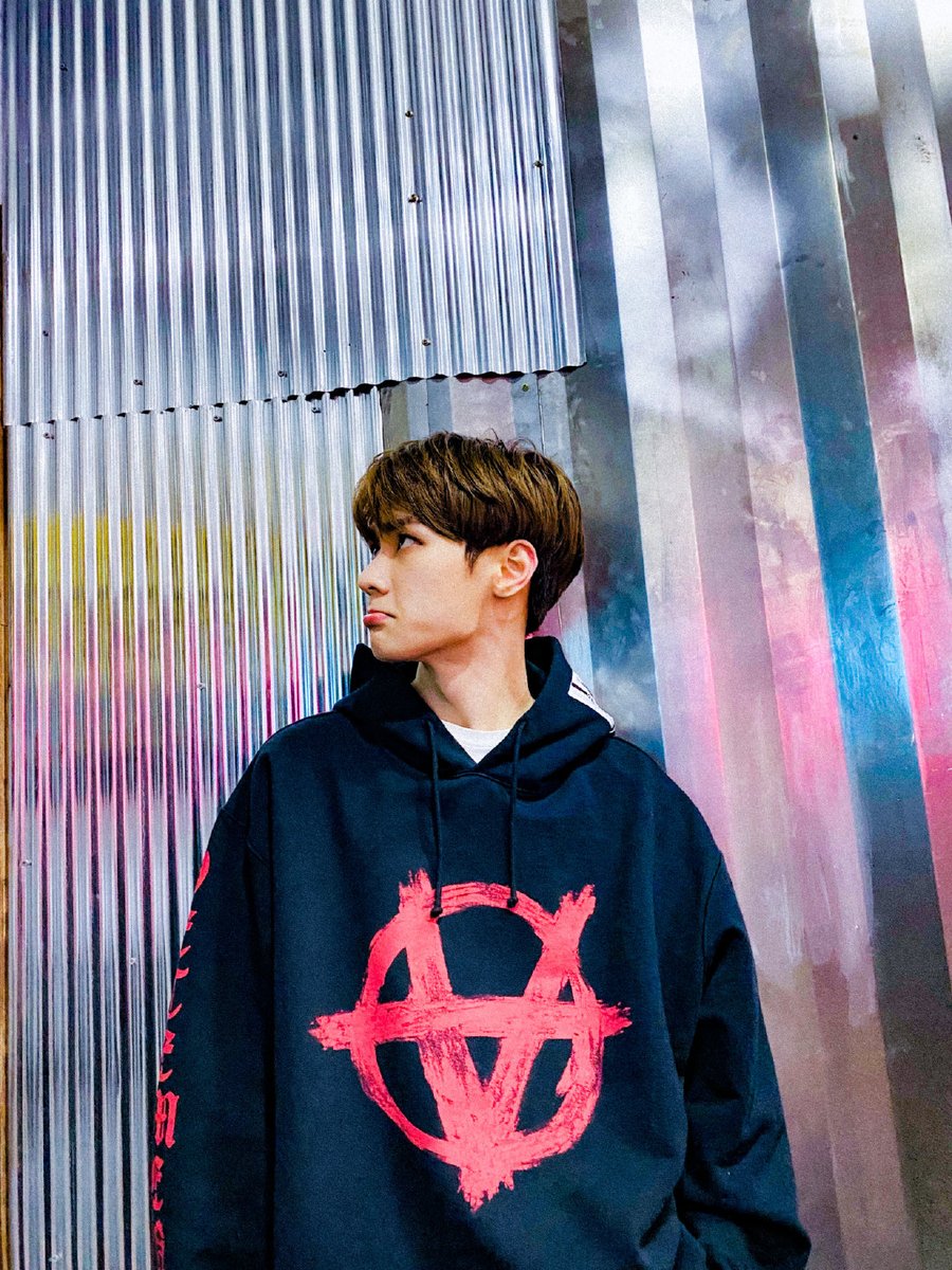 WNctfashion's tweet photo. 200316 #KUN instagram update.
Wearing VETEMENTS hoodie
Price $830
#nct #WayV #威神V #nctfashion
#wayvstyles #ws_kun https://t.co/KFUAG72z9X