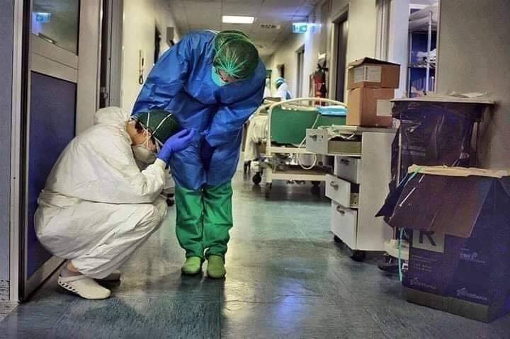 A doctor collapses and is encouraged by another colleague.
Let's pray for #Italy Today the death toll was 627 Italians.
 
#ItalyCoronavirus #Covid_19 #CoronaStopKaroNa #BreakTheChain #italystaystrong