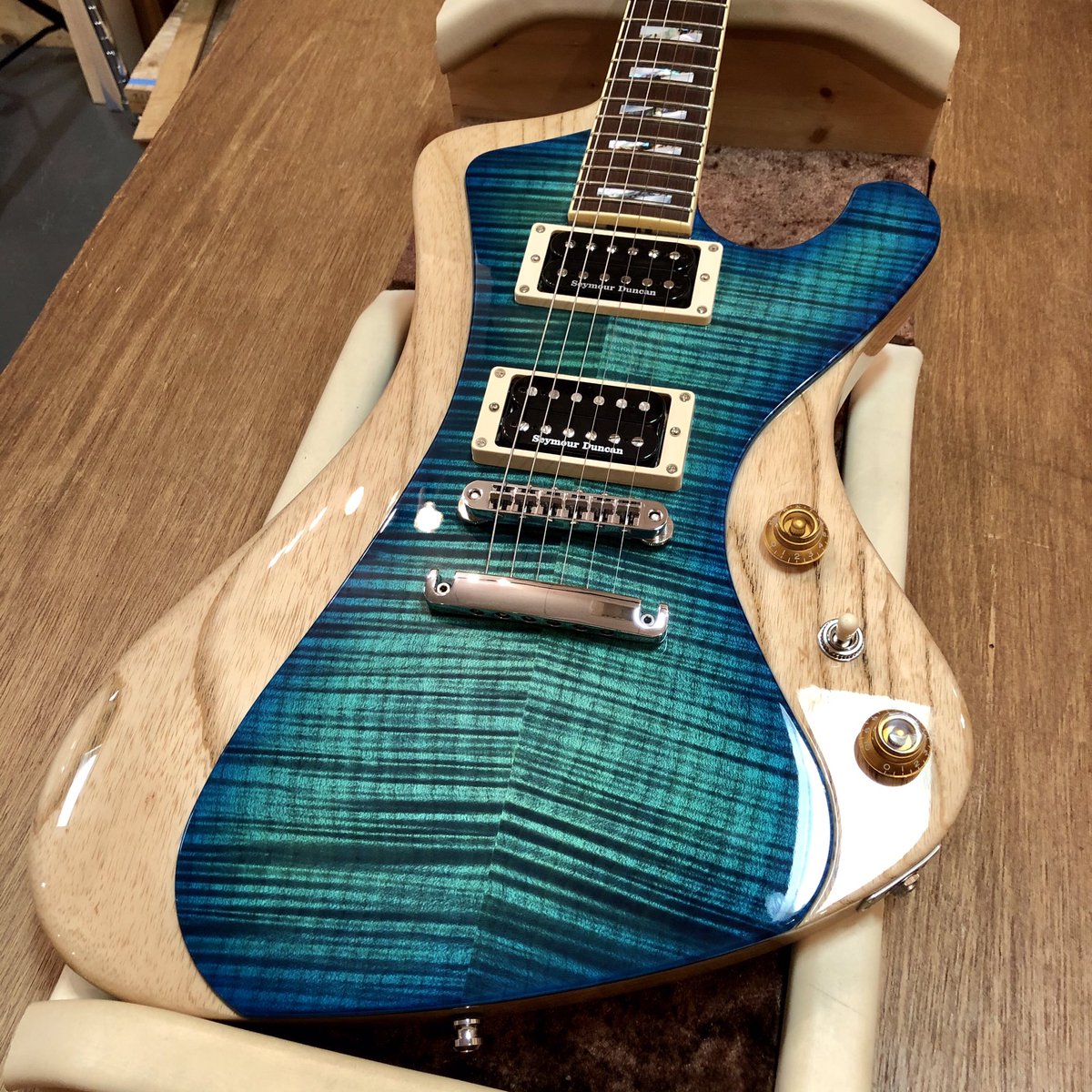 Esp Guitar Workshop Na Tviteru 新製品情報 Esp Stream Gt Custom がモデルチェンジをし新たな装いを纏って登場 ボディトップのフレイムメイプルとアッシュのコントラストが美しく惚れ惚れするルックスです ペグの配置も3 3に変更 常に進化を続けるespの今がここ Esp Guitar Workshop Na Tviteru 新製品情報 Esp Stream Gt Custom がモデルチェンジをし新たな装いを纏って登場 ボディトップのフレイムメイプルとアッシュのコントラストが美しく惚れ惚れするルックスです ペグの配置も3 3に変更 常に進化を続けるespの今がここ