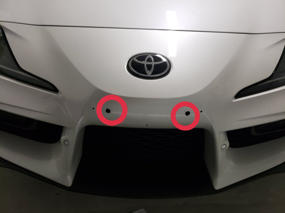 スープラのださい純正ナンバーステーを外してみた。小さい3つの穴は