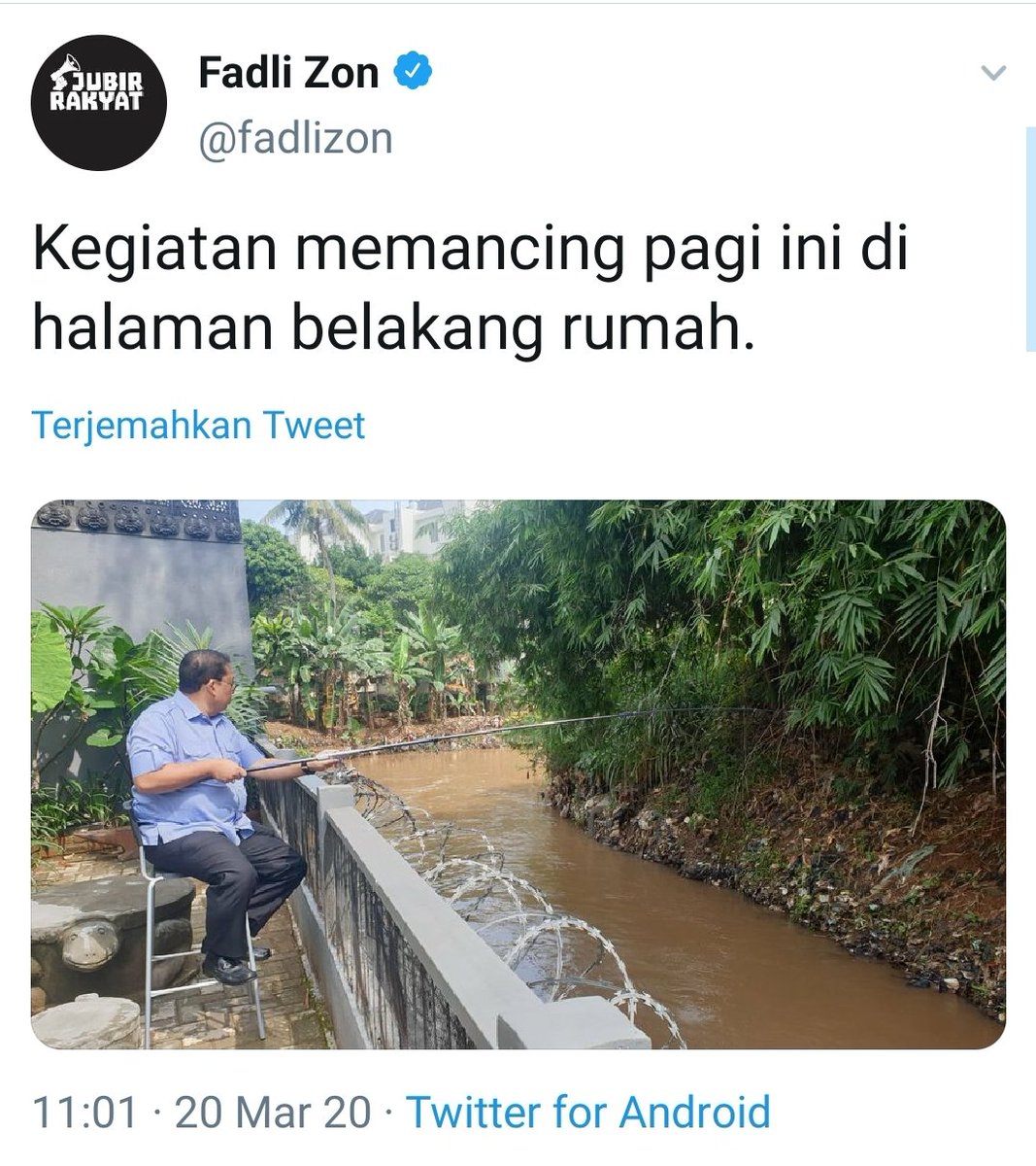 Gus_Raharjo's tweet photo. Setahu Saya Sungai Itu dari Dinas Parairan Pasti Ada Bahu sungainya.
Kenapa Dibelakang Rumah Pak Fadli langsung Dipagar tanpa Dibatasi Bahu sungai ya ?? https://t.co/HJxfhgBZ6u