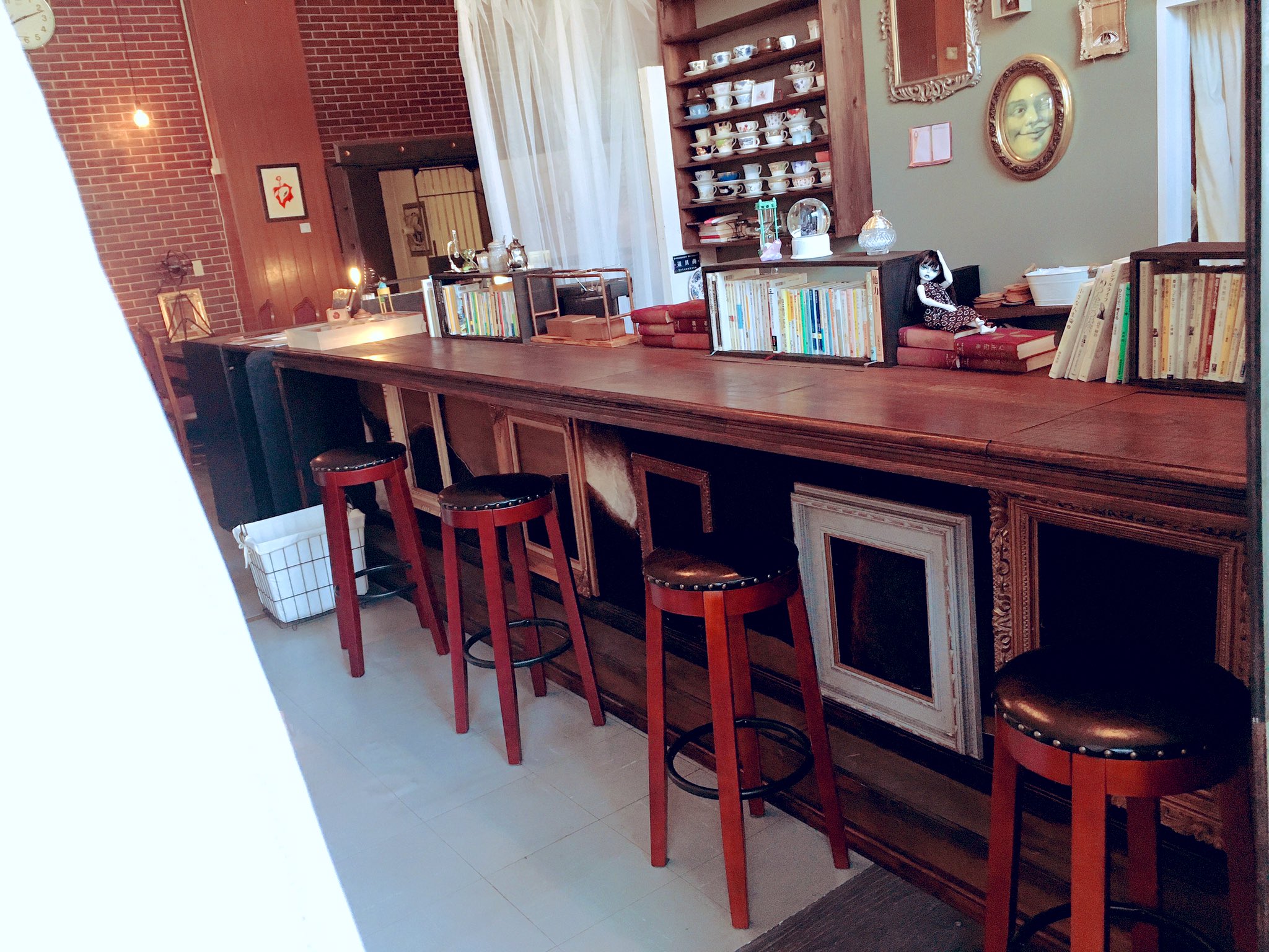 Tetugakuya 本日もopenしております カウンターはチェアの数をあえて減らしております 他の方のご迷惑にならない程度にテーブル席からでも 話しかけてくださって大丈夫です 年配のお客様もいらっしゃいますので 体調の優れない方は十分静養されてお