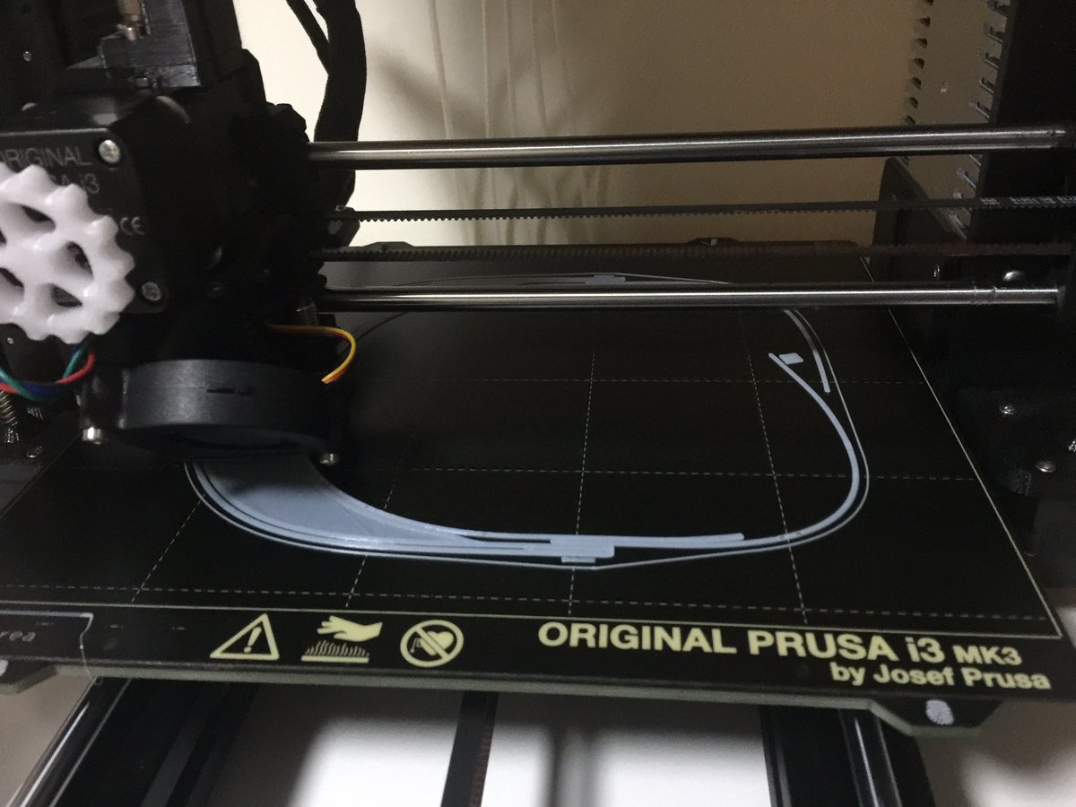 Con <a href="/VanessaGaRe/">Vanessa Galcerà</a> estamos fabricando con la #impresora3D #prusa viseras de protección para el personal sanitario #Covid_19 Únete a la iniciativa en Telegram t.me/CV19_FAB_TARRA…