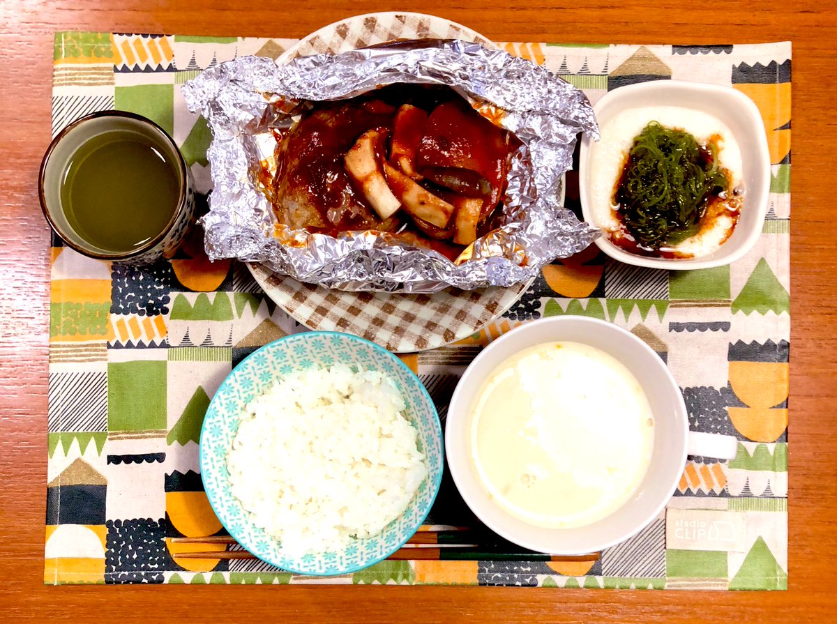 カリメロママ 夕飯完成 今日は包み焼きハンバーグ ココス風にしたくて 大きめサイズのハンバーグと 蒸しジャガイモ 半分 エリンギも添えました 生めかぶはとろろ和えに 汁物にはコーンスープ いただきます 夕飯献立 包み焼き ハンバーグ