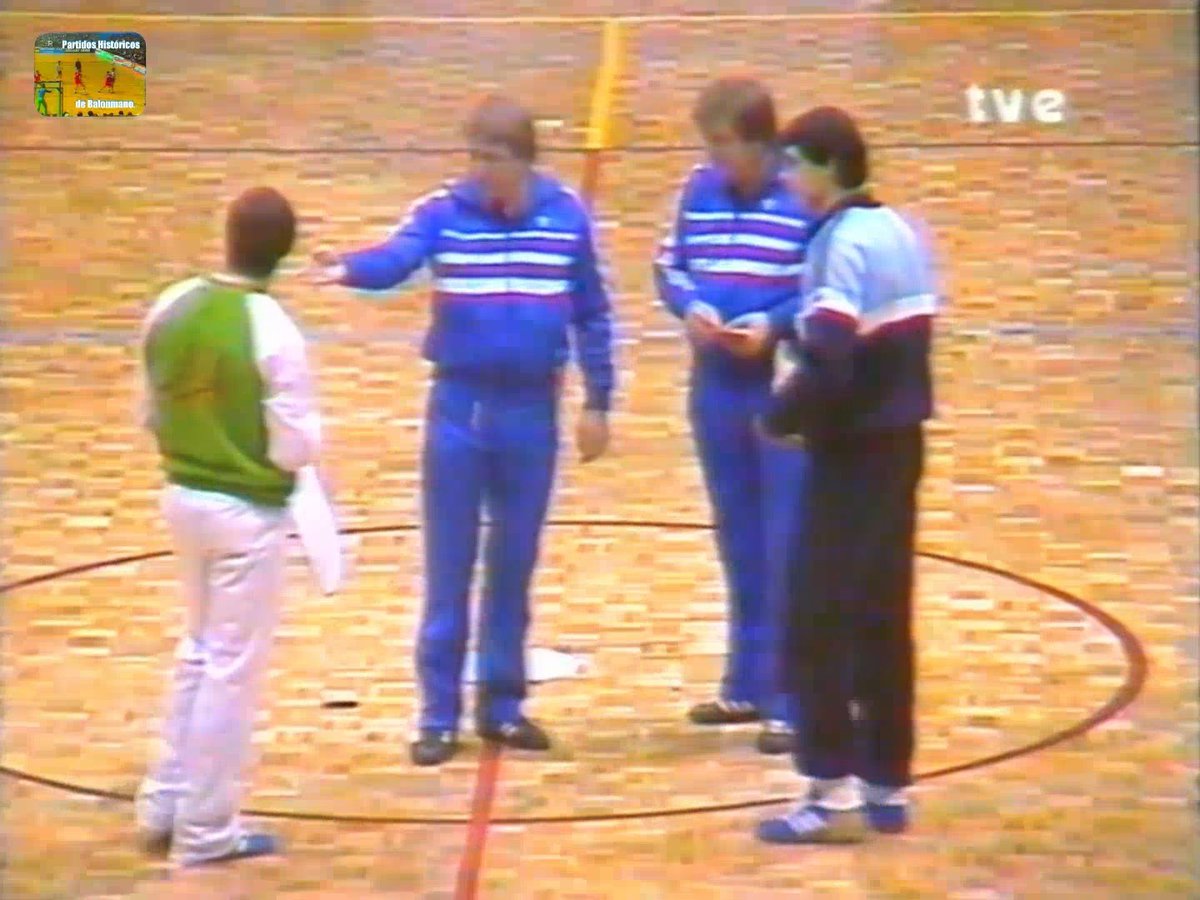 Buenos días, aquí tenéis...
🤔 El reto del fin de semana.

🆚 ¿Qué equipos son?
🤾‍♂️ ¿A quién reconoces?
🏆 ¿Qué competición es?
📆 ¿A qué temporada corresponde?
🌐 ¿Dónde se jugó?

🎁 Éste será nuestro próximo partido. La solución, mañana domingo por la noche.
#QuédateEnCasa