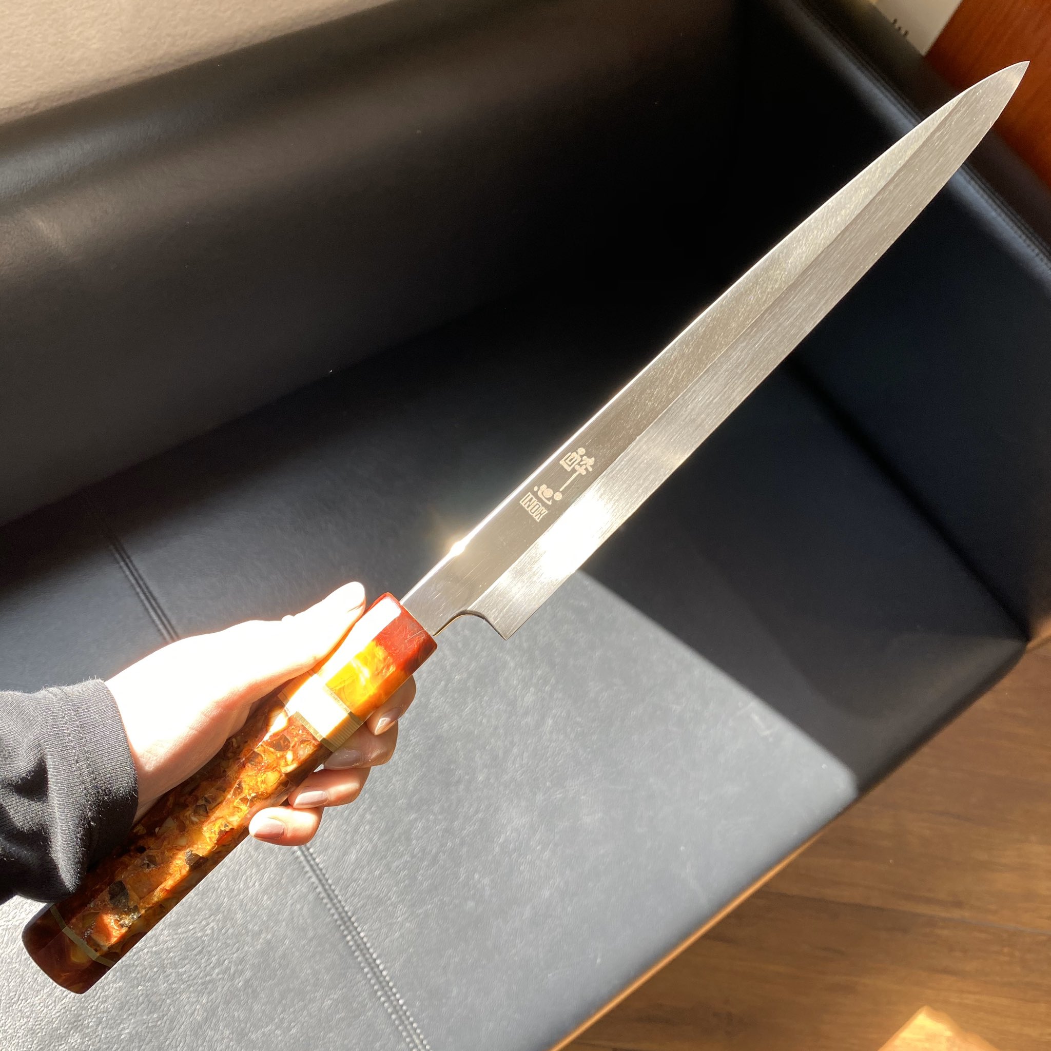 名古屋大須 三浦刃物店 本日は柳刃をご紹介致します 酔心inox本焼和包丁 硬度は61hrcに設定し鋭い切れ味と研ぎやすさを実現 研いだ際の鉄臭さもなくサビにも強い包丁です オレンジ色のカスタムハンドルと合わせることにより性能だけでなく見た目も