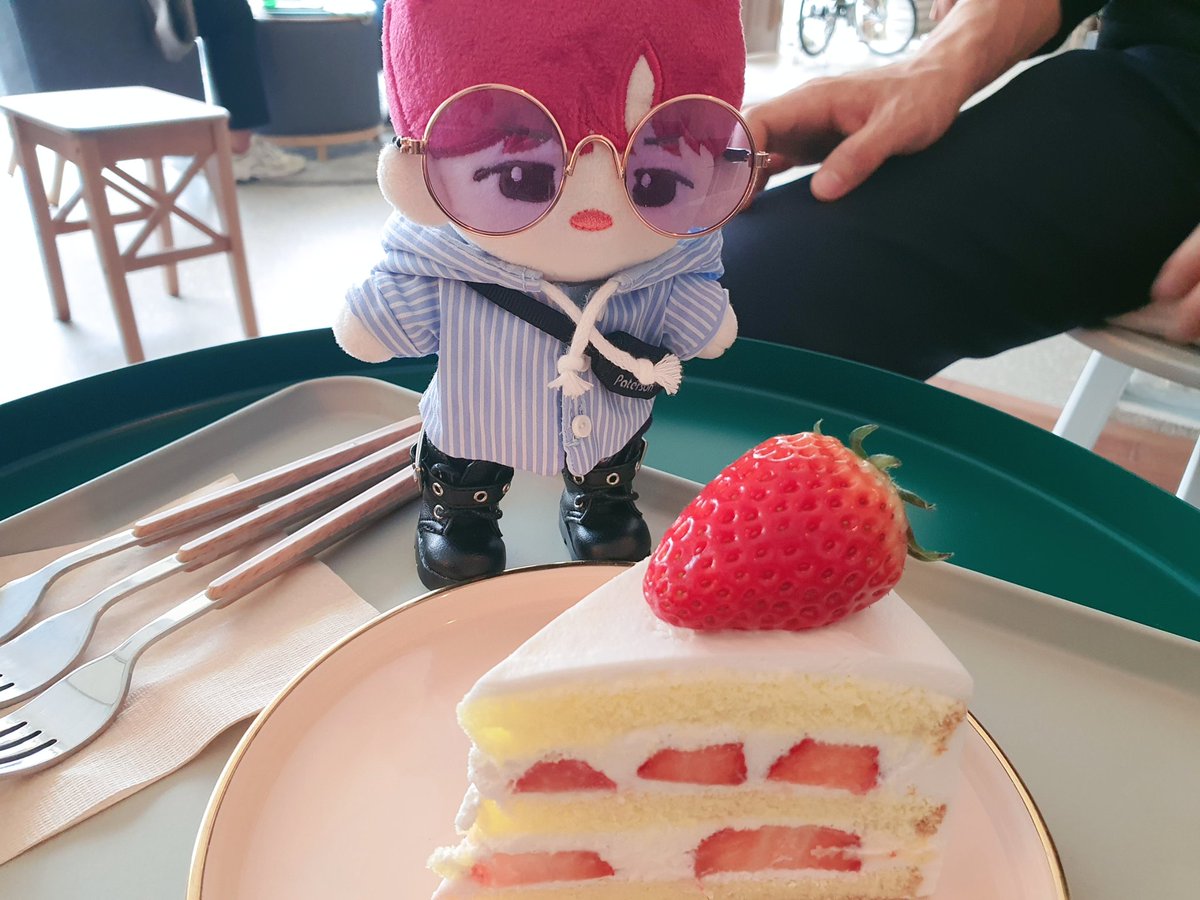 오랜만에 외출😘
조카가 짼구 옷 입혀줬어요
선글라스 장착 아주 칭찬해!

#방토짼구 #짼구 #엘깅솜뭉치