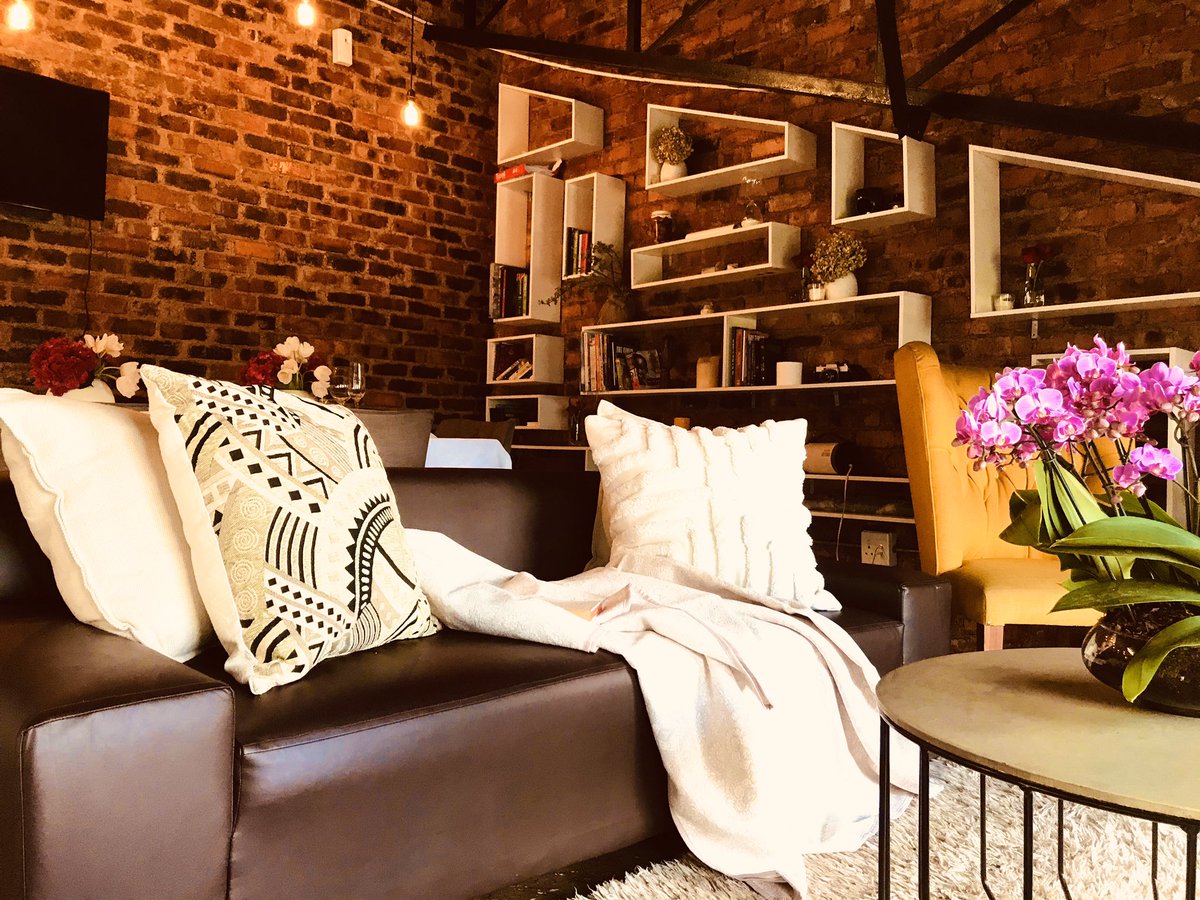 BlackOliveHouse's tweet photo. The #BOHStudio | An intimate setting with only you and a maximum party of 9 | sanitize hands at the door and throughout the meal | Hand Washing before every meal | 1 chef and 1 hostess to further curb the spread | 🌺🌺 BOOKINGS: Email: info@blackolivehouse.co.za https://t.co/SBTu4EOo1T
