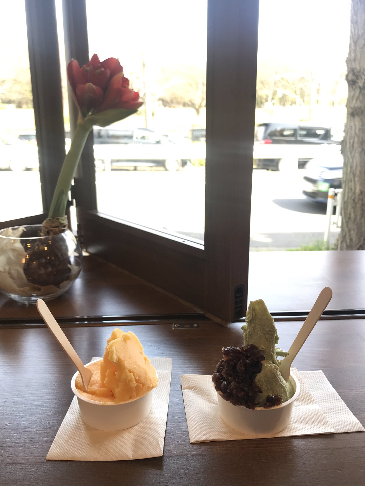 かにちゃん Googleマップ上で車が動いてる と思ったら いつのまに配車アプリと連動したのね ジェラート屋さんで市川海老蔵さん親子に会いました 常連さんっぽい感じでした よもぎジェラート美味しかったです