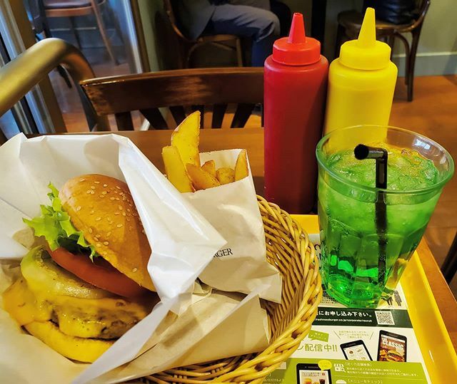 AndyLifeInVideo's tweet photo. Got some Fresh Burg before I get to work on homework today! #freshnessburger #classiccheeseburger #cheeseburger #cheeseburgers #japanesecheeseburger #japanesehamburger #asakusa #tokyo #japan #japanesefood https://t.co/kq564u3jTG https://t.co/63T6A71HSg