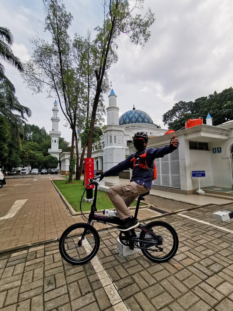 Masjid Nir Jumatan
Apresiasi setinggi2nya utk pngurus masjid, takmir, DKM, yg meniadakan Jumatan utk smentara waktu. Mnolak madharat dn mafsadat harus dinomorsatukan drpd meraih maslahat dan manfaat.
#GowesFightCorona
#WFH #dirumahaja
#SocialDistancing
#SatuSepedaSejutaCerita