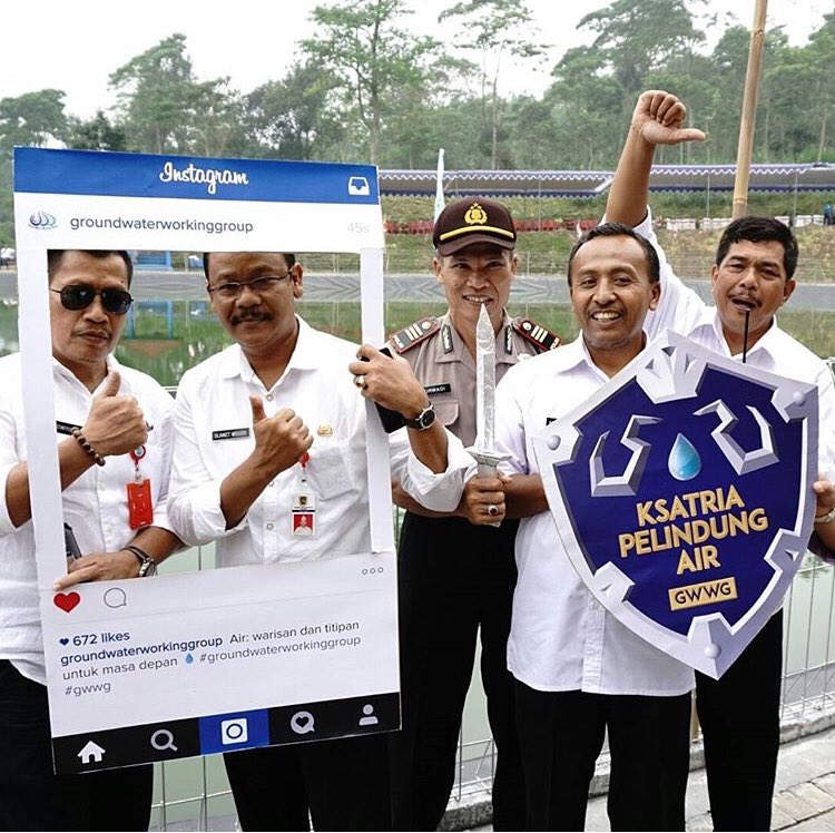 gwwg_ugm's tweet photo. 4. Pada th 2017 GWWG bekerjasama dg Pemda &amp; Pabrik AQUA Klaten membangun Embung seluas 0,6 ha u/ menampung &amp; mengatur persediaan air hujan sbg air baku u/ memenuhi kebutuhan harian masyarakat Desa Tegalmulyo yg kesulitan akses air.#CeritaAirKu #HAD2020PUPR https://t.co/9Njns98yfl
