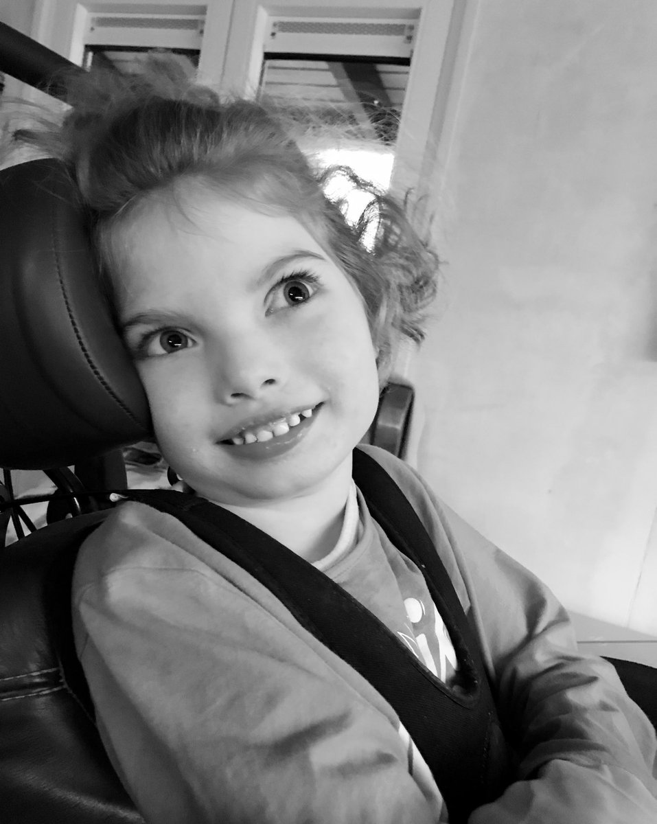 Psssst...!
 
Wij spelen hier verstoppertje 
al negen dagen lang 
Dat is vast een recordtijd 
die niemand breken kan 
 
Muziek, tv en snoezelen 
Ik vind het best wel knusjes 
En mama geeft me elke dag 
wel honderdduizend kusjes 
 
Liefs van Anna ❤️ 

#FlattenTheCurve #Quarentaine