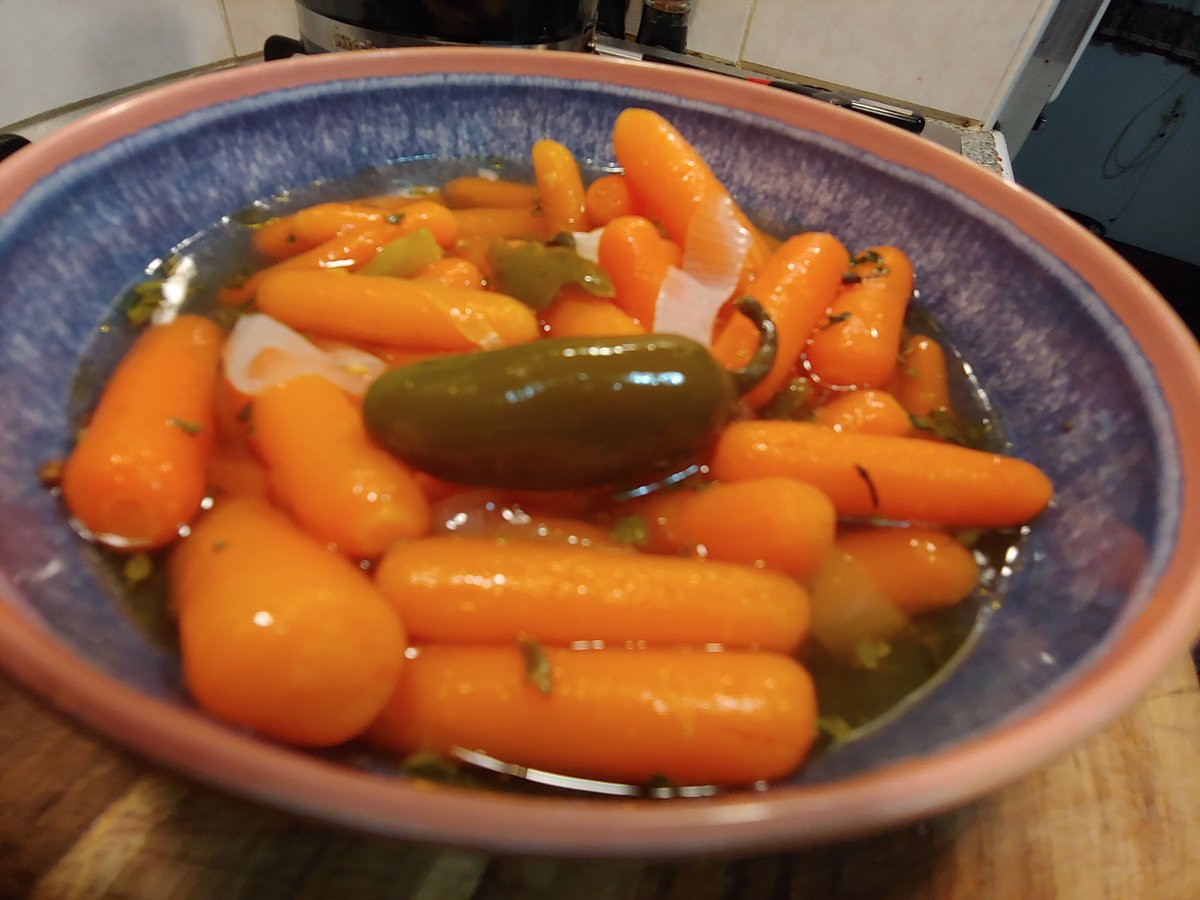 zzamo6's tweet photo. What to do with that forgotten bag of baby carrots in the crisper of your fridge. Make spicy carrots of course. Cook fork tender wirh, garlic, onion, salt, pepper and oregano. Cool down, add a can of jalapeño & a splash of olive oil. Great with any sandwich or Mex dish. #notwaste https://t.co/yQiVP9F6Dq