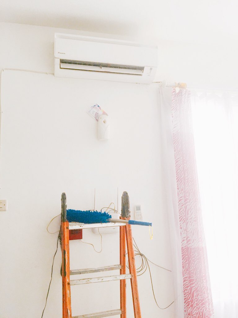 Aku &amp; weekend ku. Karena AC dirumah air nya netes terus dan khawatir ada yg bocor. Jadi inisiatif buat ngecek sendiri👏🏻