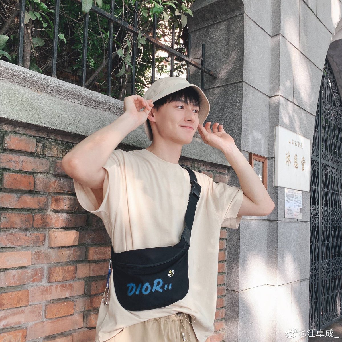 wang zhuocheng being the boyfriend that he is; a (very necessary) thread