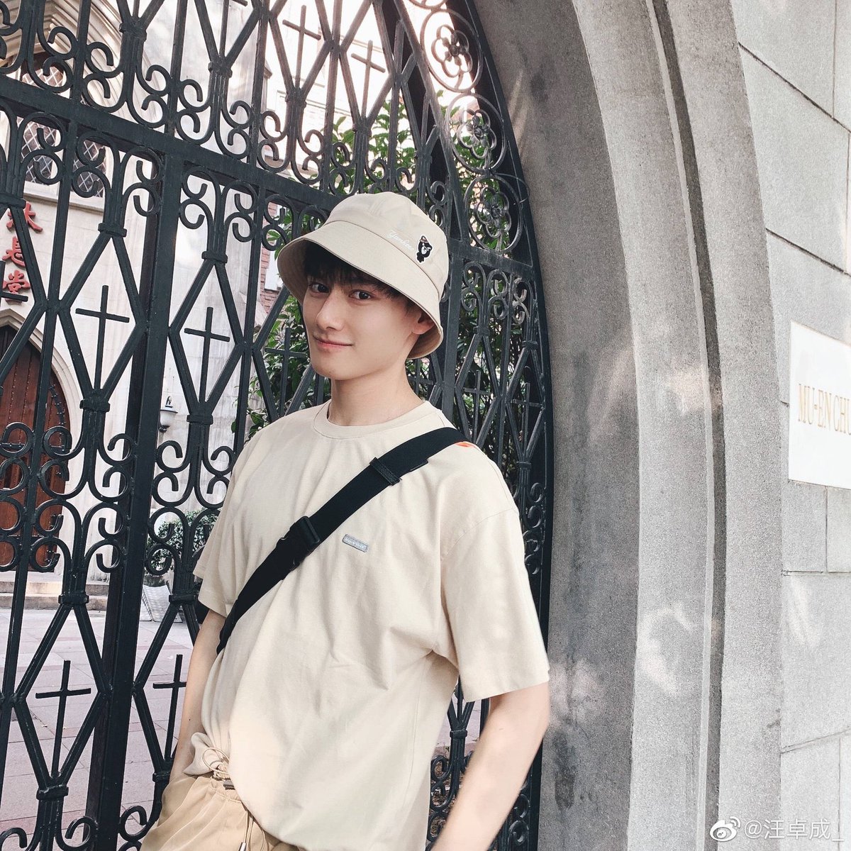wang zhuocheng being the boyfriend that he is; a (very necessary) thread