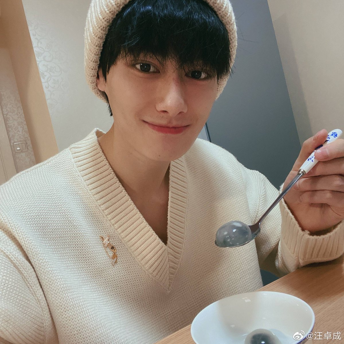 wang zhuocheng being the boyfriend that he is; a (very necessary) thread