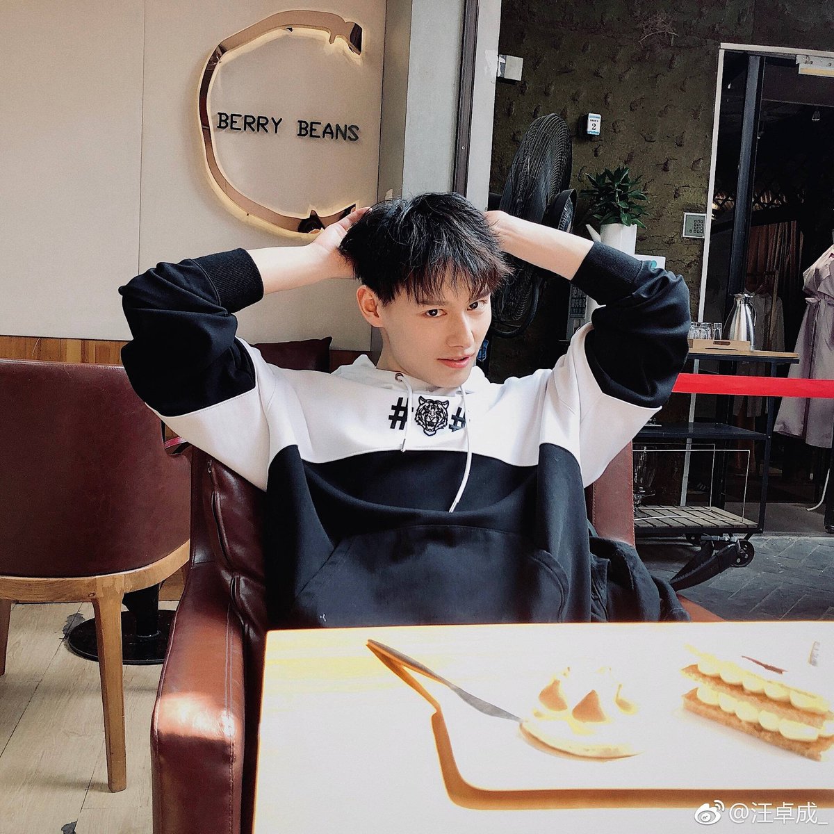 wang zhuocheng being the boyfriend that he is; a (very necessary) thread