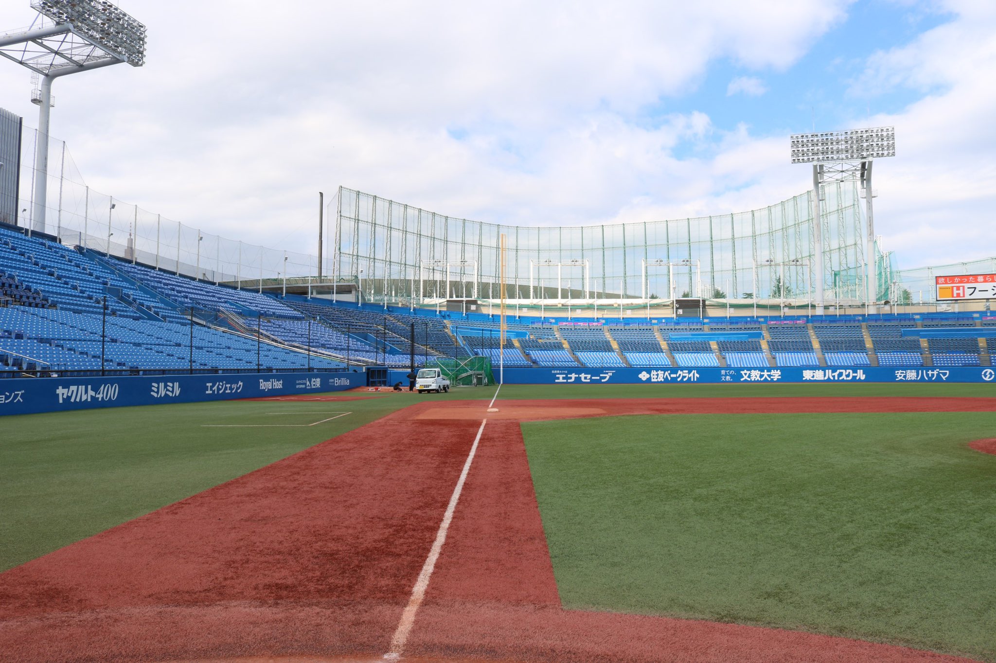 明治神宮野球場 公式 フォロワーさんが選ぶ 神宮球場のここが見たい 本日はバッターボックスからの景色 ファンで埋め尽くされたスタンド 聞こえてくる声援は ここに立つ選手の力になっているに違いありません 神宮球場 Jingustadium