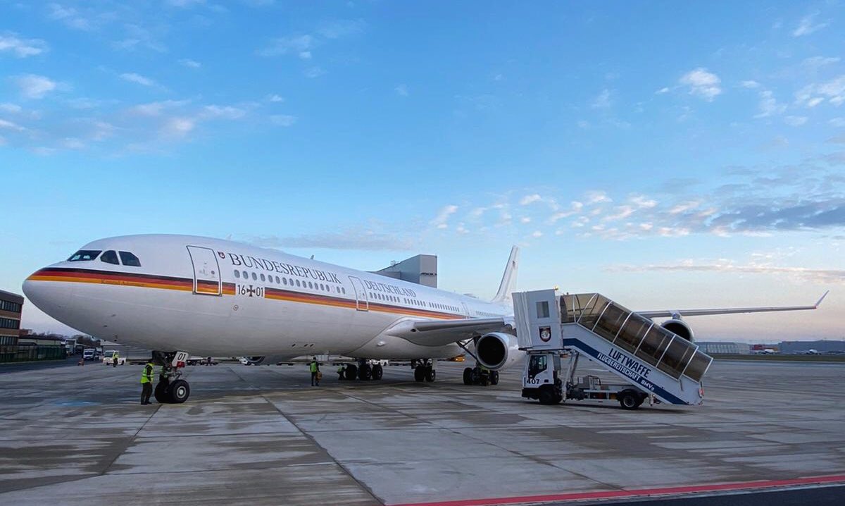 Team_Luftwaffe's tweet photo. Gelandet. 200 Übungsteilnehmer vom #Team_Luftwaffe sind heute morgen in Köln gelandet. Die Übung #redflag in den 🇺🇸 ist beendet und die Flugbereitschaft holte unsere Soldaten mit 2 #A340 nach Hause. Alle begeben sich in eine 14-tägige Quarantäne. #Covid_19 #FürEuchGemeinsamstark https://t.co/znRPEYZNVQ