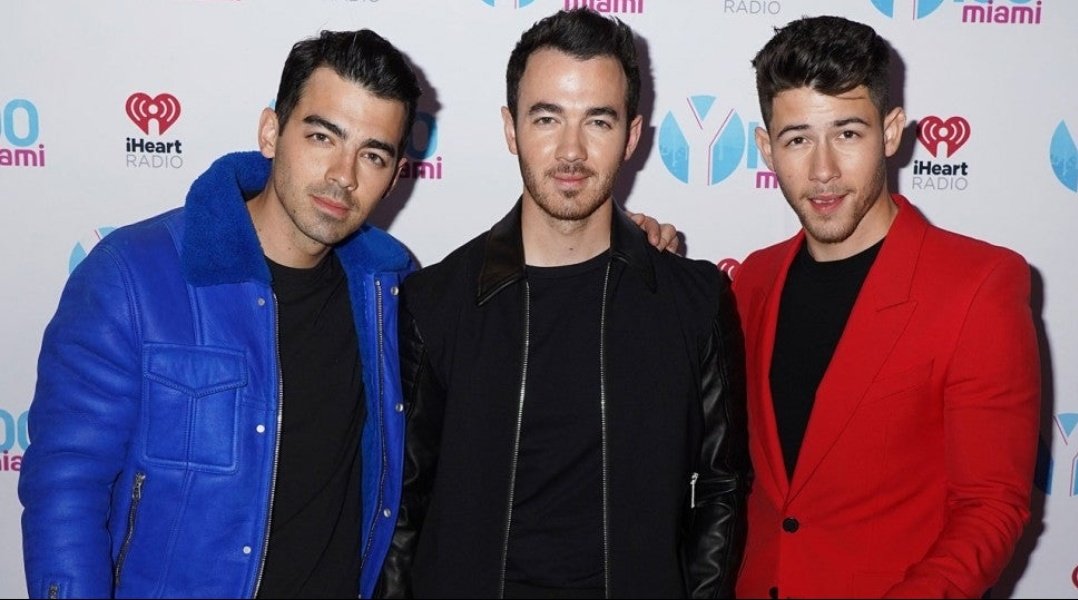 RoyalFMRwanda's tweet photo. #WeeklyTop40 with @rickdees
How are you doing?...... #RickDeesShow
This week on the Count Down is only human @jonasbrothers, Umbrella @rihanna Ft #JayZ, memories @maroon5 #Top40CountDown
#WeeklyTop40CountDown
#music
#943RoyalFM
#Top40CountDown https://t.co/axlXASGJkO