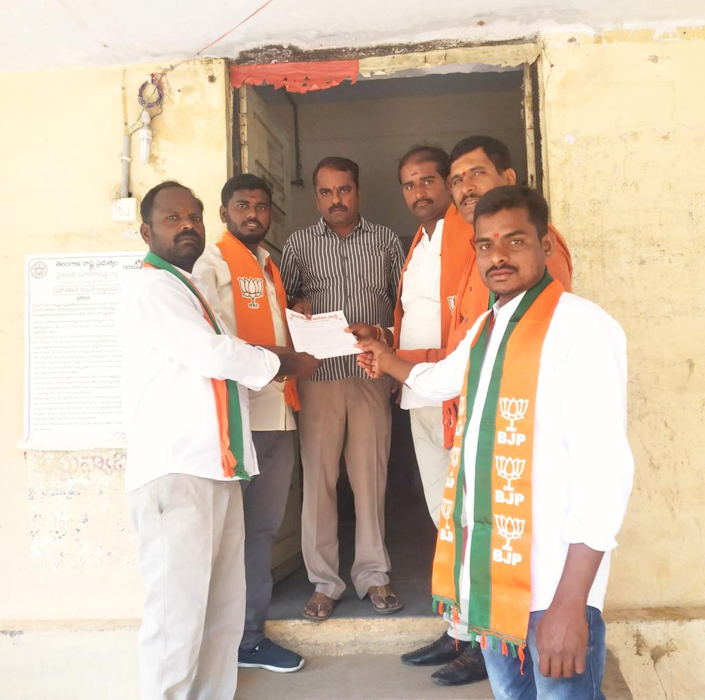 ManoharYadavBjp's tweet image. సీఏఏ కు వ్యతిరేకంగా అసెంబ్లీలో తీర్మానం చెయ్యడాన్ని నిరసిస్తూ, తీర్మానాన్ని రాష్ట్ర ప్రభుత్వం వెంటనే వెనక్కి తీసుకోవాలని సీఏఏకు మద్దతుగా బిజెపి ఆధ్వర్యంలో వర్గల్, ములుగు మండలాల డిప్యూటీ MRO గార్లకు మెమోరండంలు అందజేయడం జరిగింది..
#ISUPPORTCAA_NRC
@BJP4Telangana @bandisanjay_bjp