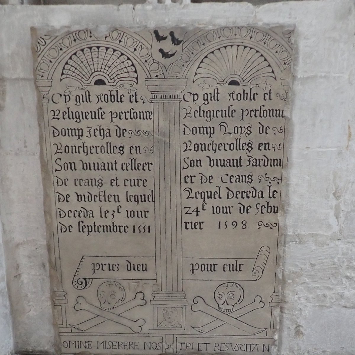 cotentinologue1's tweet photo. late C16 Memento mori plaque to Benedictin monks named Jehan de Roncherolles +1551 cellar keeper § incumbent #Vittefleur and Loys de Roncherolles +1598 gardener #Fecamp Abbey
Normandie https://t.co/hXh72ScHwu