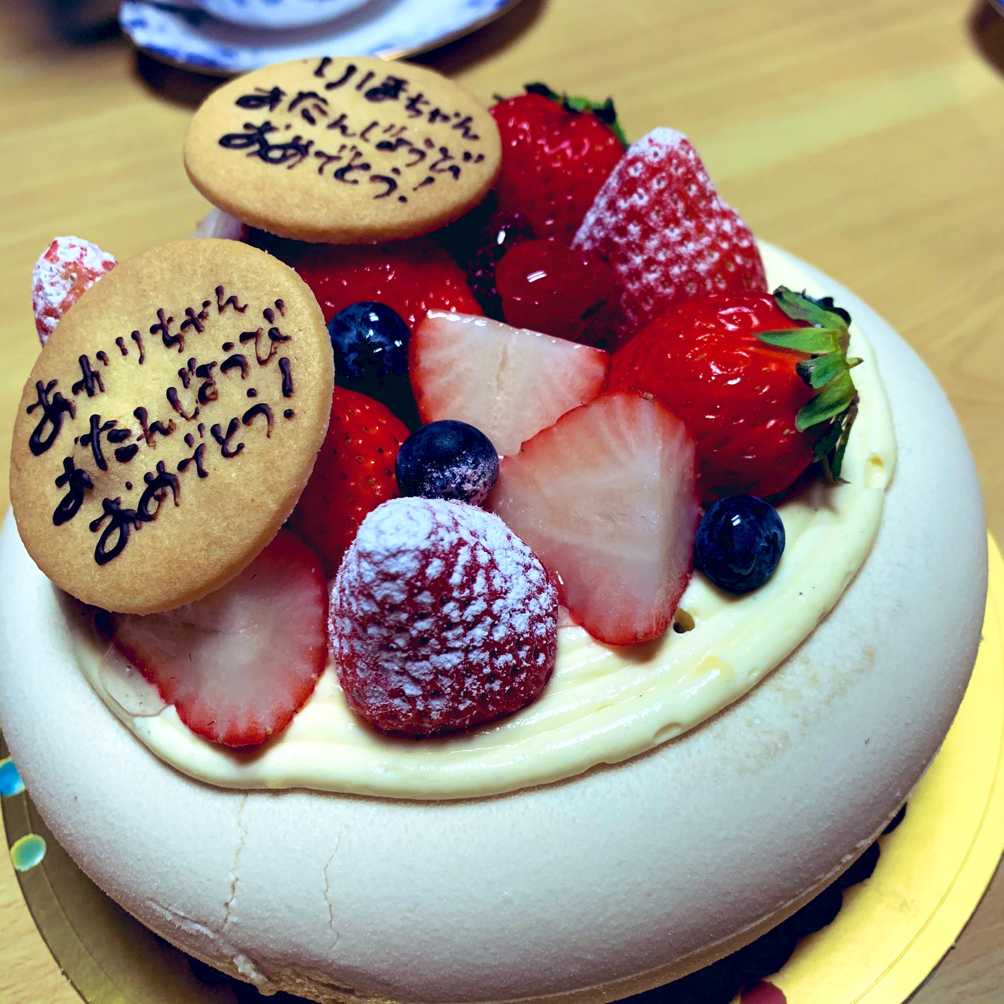 Island Roots 広島 チーム広島 誕生日ケーキですが ストーン の形に作ってくださいました ジャスミン茶のクリームに ベリーとキャラメルナッツのクランチクッキーの層になっていて 最高に美味しいケーキでした セレステさんありがとう
