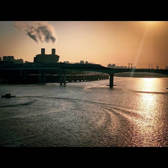 Early morning commute sun (i)
-
#Commute #Sun #FromWhereIRide #HanGang #출근길 #한강 #마포 #영등포구 #양화대교 #한강 ift.tt/2U7mWk7
