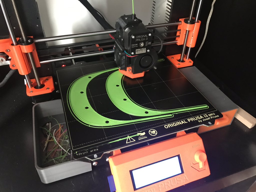 FASTCOPYPORTU's tweet photo. Vamos a aportar nuestro pequeño grano de arena para ayudar a todos aquellos que ahora se arriesgan por nosotros. Nos unimos a la iniciativa @CovidEuskadi creando piezas para los respiradores y viseras de protección. #QuedateEnCasa https://t.co/kcordrMGjX