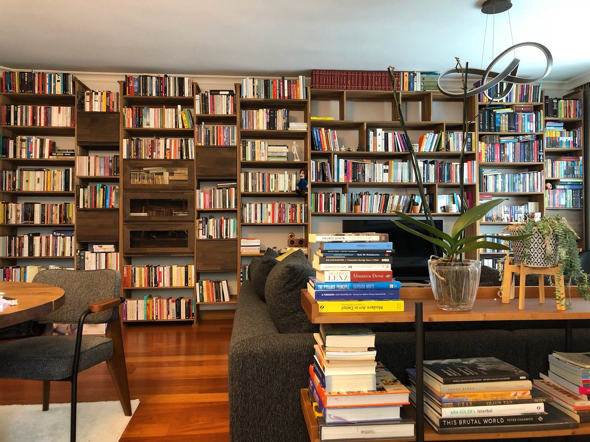 Finally weekend.I knew my 20 years long tsundoku habit of buying but not reading books would pay off one day😒-Sonunda haftasonu.20 yıldır bir sürü kitap alıp okumayarak geliştirdiğim tsundokunun bir gün karşılığını alacağımı biliyordum😒#stayhome #staysafe #evdekal #sağlıklıkal
