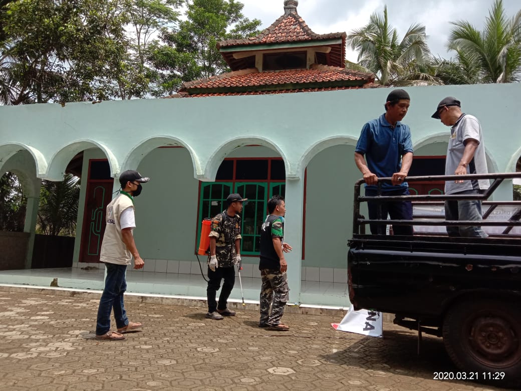 GP Ansor PR Jingkang Giat Bersih² desa di awali pembersihan di perkarangan kantor desa Jingkang dan Tempat Ibadah untuk pencegahan penyebaran Virus Corona (COVID-19)<a href="/jokowi/">Joko Widodo</a> <a href="/Kiyai_MarufAmin/">KH. Ma'ruf Amin</a> <a href="/KemenDesa/">Fast Track Travel</a> <a href="/Official_Ansor/">Gerakan Pemuda Ansor</a> @Pemerintah