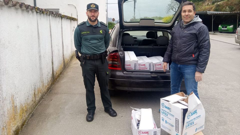 Dos empresas ourensanas entregan guantes a la Guardia Civil lavoz.gal/fgapl2