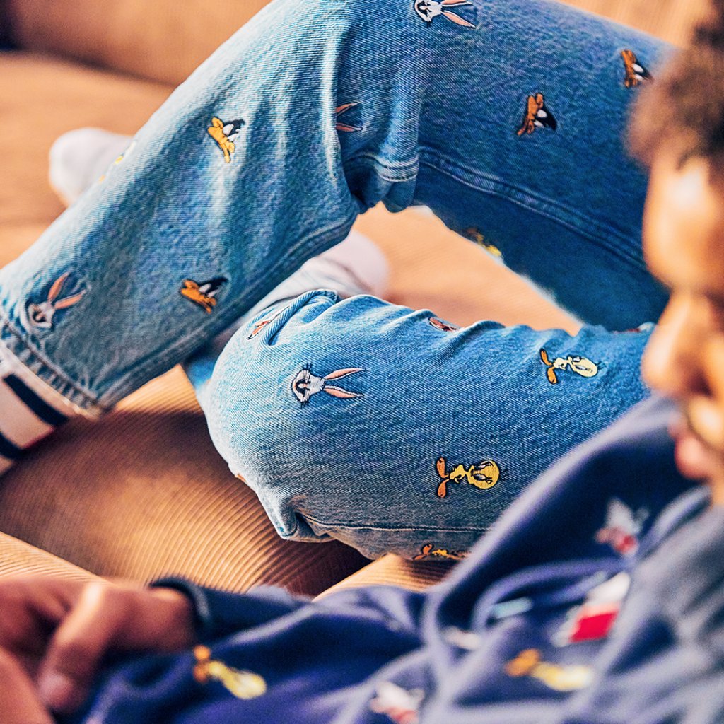 Tommy Hilfiger på Twitter: meets icon. What's up, Tommy? The #TommyJeansXLooneyTunes has launched: https://t.co/hXwA8NzFKC https://t.co/qqHRHjihFN" / Twitter