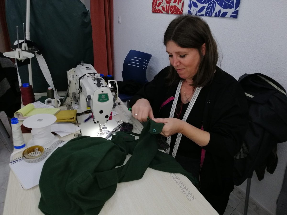 PrendimientoCor's tweet photo. 📢 #ACTUALIDAD | La Hermandad dona su stock de tela a Cáritas para la confección de mascarillas.

🔗 https://t.co/XIgNFL8Kt5 https://t.co/0v7UyStTlZ