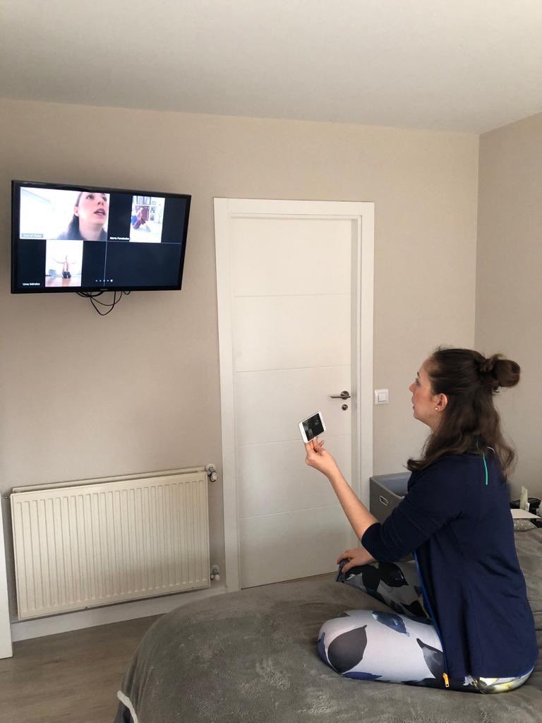 📱El #TeamESP de #GR conjuntos realizando el calentamiento específico con su entrenadora <a href="/pelazana/">Ana Maria Pelaz</a> 💪🏼 #YoEntrenoEnCasa #EsteVirusLoParamosUnidos 🙌🏼
