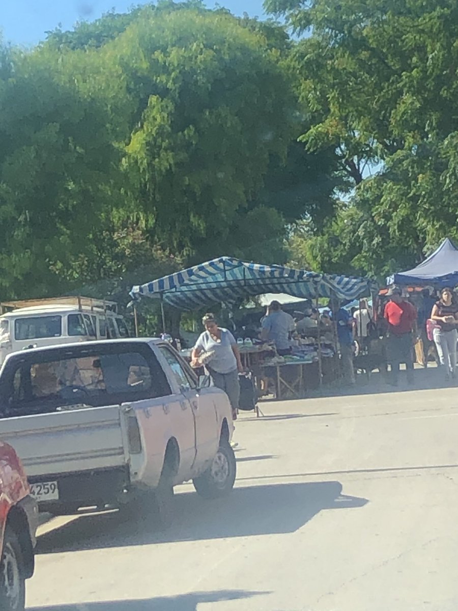 eduregueira's tweet photo. Estoy arriba de una ambulancia, laburando desde las 7 de la mañana, llegando a un domicilio veo esto. 
Feria y población en actitud de paseo. Termo y mate.
Estamos en EMERGENCIA SANITARIA.

Por favor, ayudemos ENTRE TODOS a frenar esto. https://t.co/bbVCjaV8zG