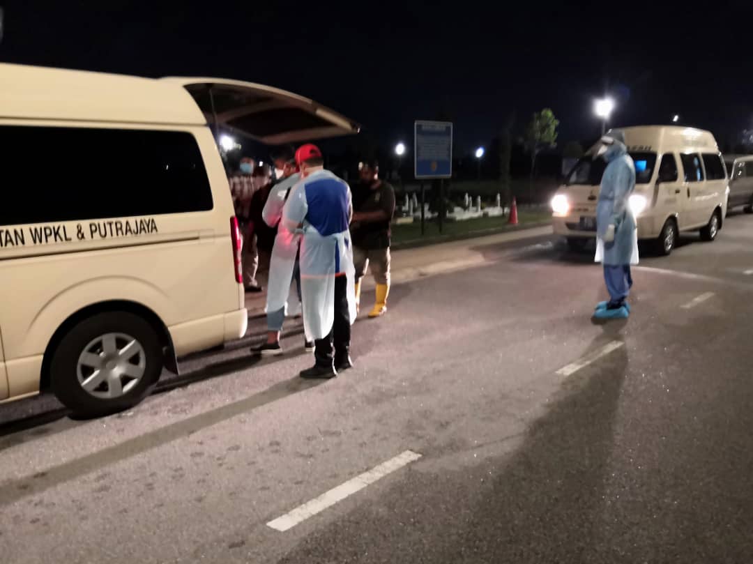 Mereka adalah antara wira-wira kita. Inilah tim pengurusan jenazah mangsa #COVID19 Jabatan Agama Islam Wilayah Persekutuan (JAWI).⁣
⁣
1 Ustaz Indra Faizal bin Abdul Rahim⁣
2. Ustaz Muhammad Afif bin Jamal.⁣
3. Ustaz Mohd. Fakhru Razi bin Mohd. Yusof⁣
⁣
[1/2]