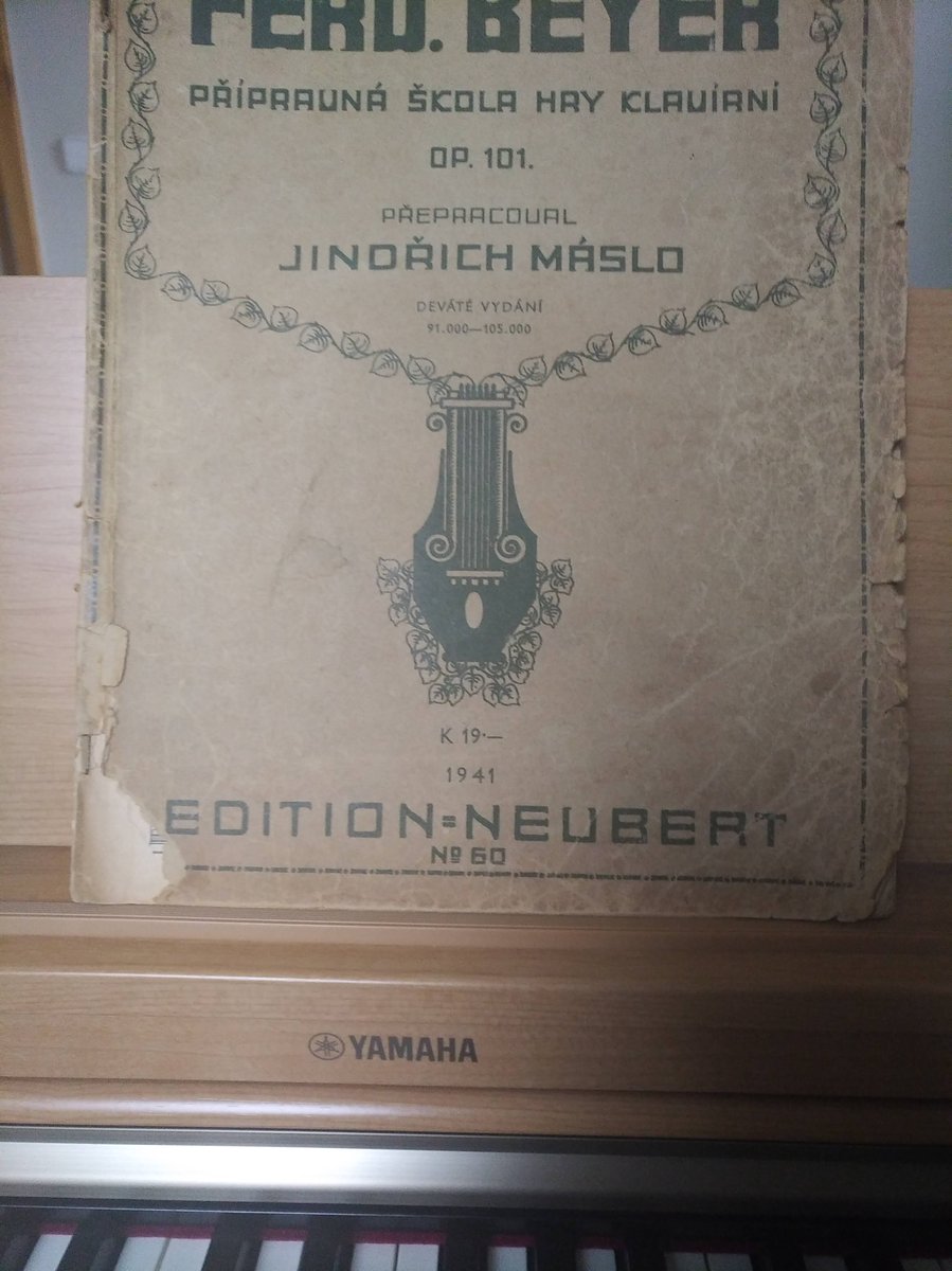 PotmesilovaH's tweet photo. Poctivý klenot "Přípravná škola hry na klavír" z roku 1941.Z doby, kdy notové záznamy lahodily oku, dlouho vydržely.Nostalgicky voní zašlými časy a těmi, kteří z nich učili hrát a kteří se z nich učili.Dnes jsem probrala skříň plnou not a začala učit dcerku.Jedno pozitivum #COVID https://t.co/kCrJLGtoeH