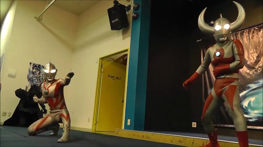 エンペラ星人が過去に飛んでまだ若いころのウルトラの父を倒そうとして