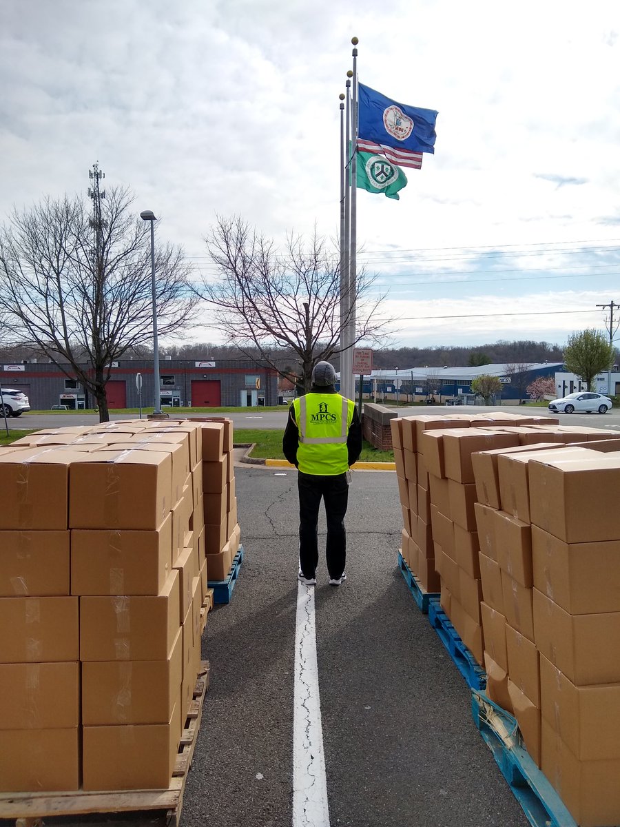 JenniferLarance's tweet photo. Love our community! Preparing to distribute food for the Grab-N-Go Family Market. #mpcsva #mpcsconnects @ENeffMPCS https://t.co/59I94WCACj