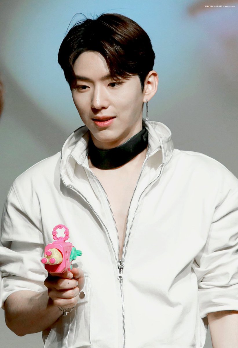 kidot_'s tweet photo. 이렇게 얇은 목에 초커 채울 생각을 하다니.. 미친거 같음 https://t.co/9XFZ28eFKO