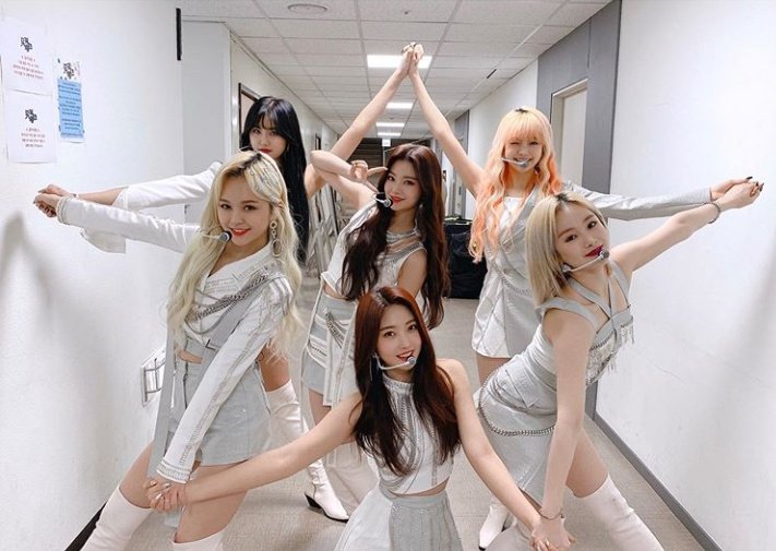 seakgae's tweet photo. ⠀⠀#EVERGLOW_1Anniversary
⠀⠀⠀   #1YearWithEverglow 
1 year since their debut and i cant
b more proud of everything they've
achieved, they work so hard &amp; they
deserve every bit of success!!🌟💜
my 1 year w them its in a few days🥺 https://t.co/AkrF1Xw0kN