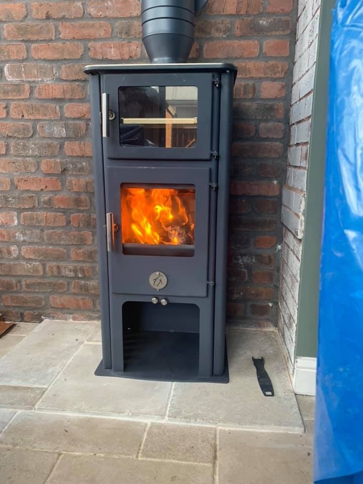 🔥🔥🔥Simply Stoves team was in Sutton the other day installing something a little different!
This is the handcrafted High &amp; Mighty stove from Chilli penguin, this is in storm blue with a double oven and steel hot plate on top👌
