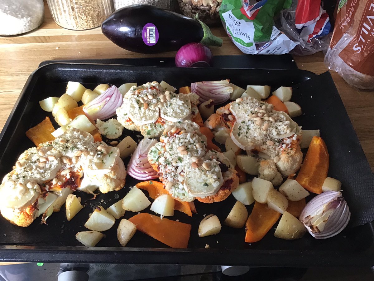 plaingoldband's tweet photo. Yesterday, when I did oldies shopping, I picked up some veggies. Today I am cooking risottos, stuffed peppers and pasta sauces to deliver to them in take out dishes for reheating. #industrious #boatkitchen #smallthingsmakebigdifferences https://t.co/VdwIUeXeUi