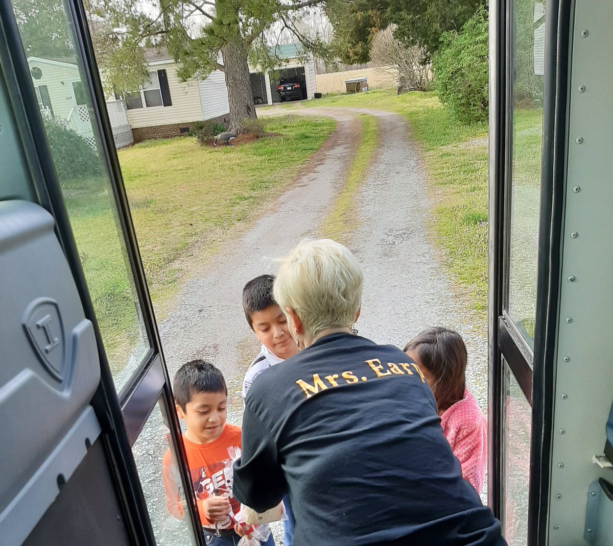 hare_willis's tweet photo. Monday we planned for Remote learning. Tuesday learning packets were sent out to scholars. By Wednesday we were receiving pictures of our scholars continuing to learn. This is how we do it at WHES!!!! https://t.co/lmU01qHmlq