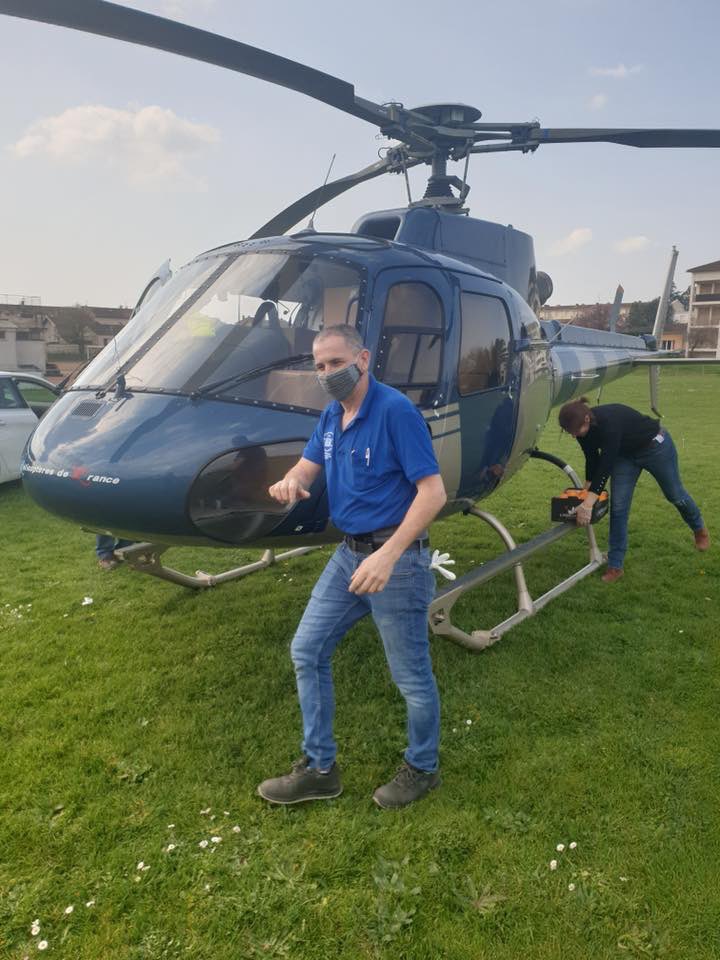 villedecharlieu's tweet photo. Ce début d'après-midi 24000 masques sont livrés par hélicoptère aux EHPADs du grand-Est. Grâce à l'ingéniosité de l'entreprise des @LesTissCharlieu @LIndispensac 
Ils en ont terriblement besoin ! Une belle solidarité !

RESTEZ CHEZ VOUS !

#solidarité
#covid19
#indispensac
#👍😷 https://t.co/LYjCf1gZ27